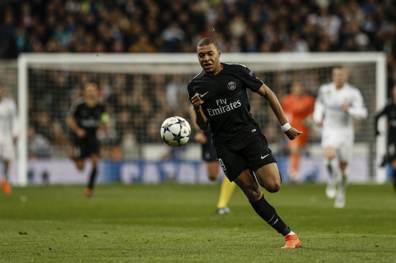 艾顿是湖人队史首位100%命中率0失误且砍两双的首发球员（艾顿成湖人队史首位先发，100%命中零失误豪取两双）