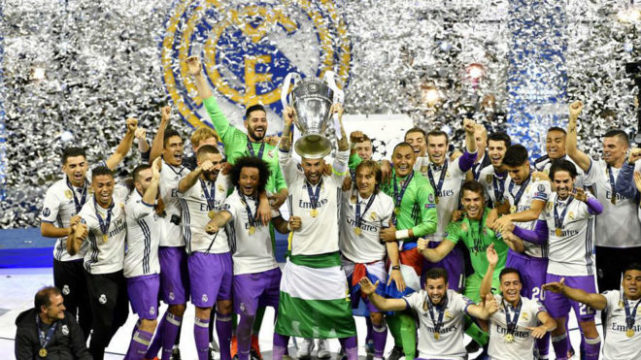 塞维球迷不满球队表现，向球场投掷杂物导致德比战暂停18分钟（塞维利亚球迷不满球队表现向场内掷物，德比战被迫中断18分钟）