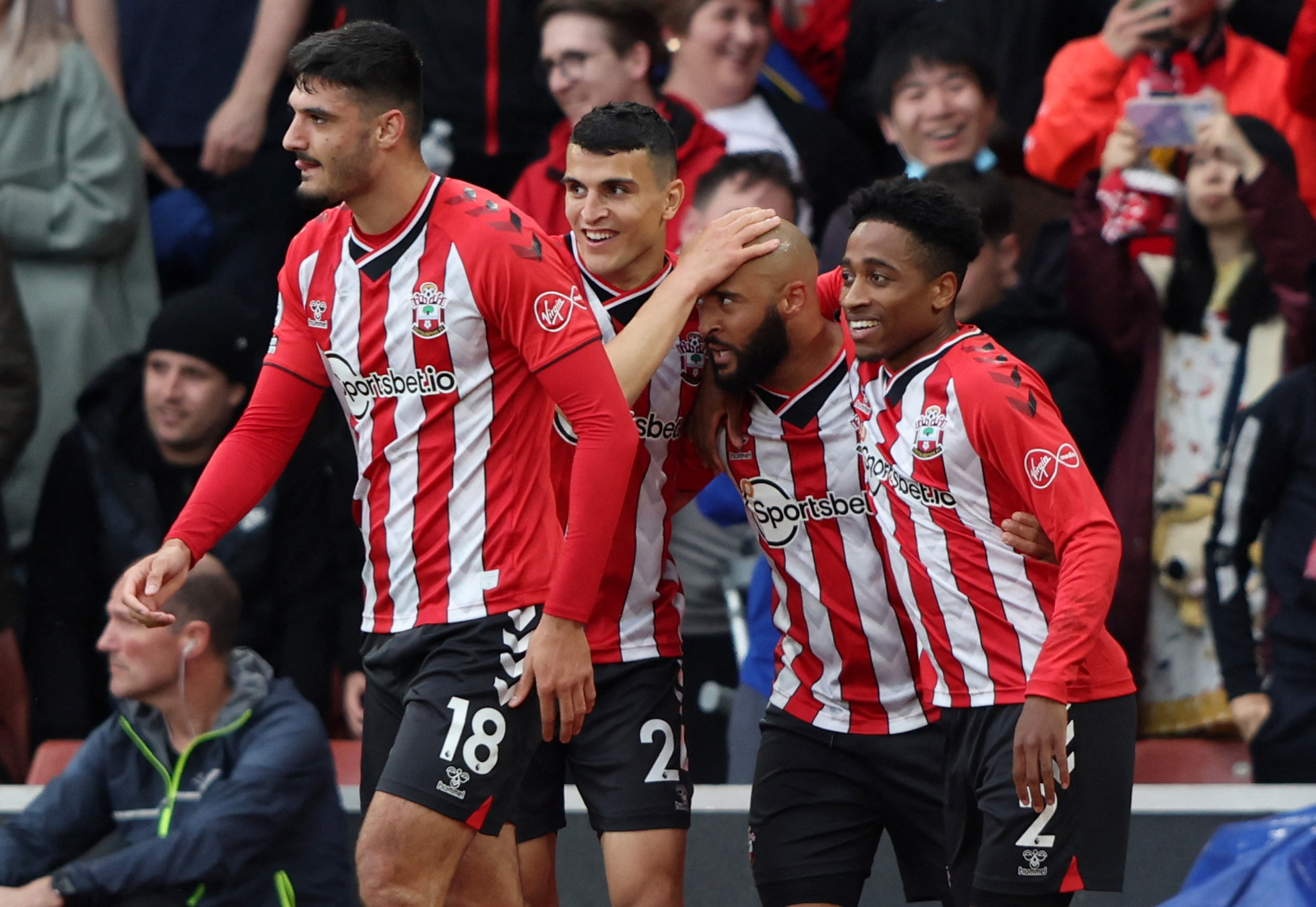 篮球湖人超级替补连续三场得分上双（湖人板凳奇兵三连场得分上双）