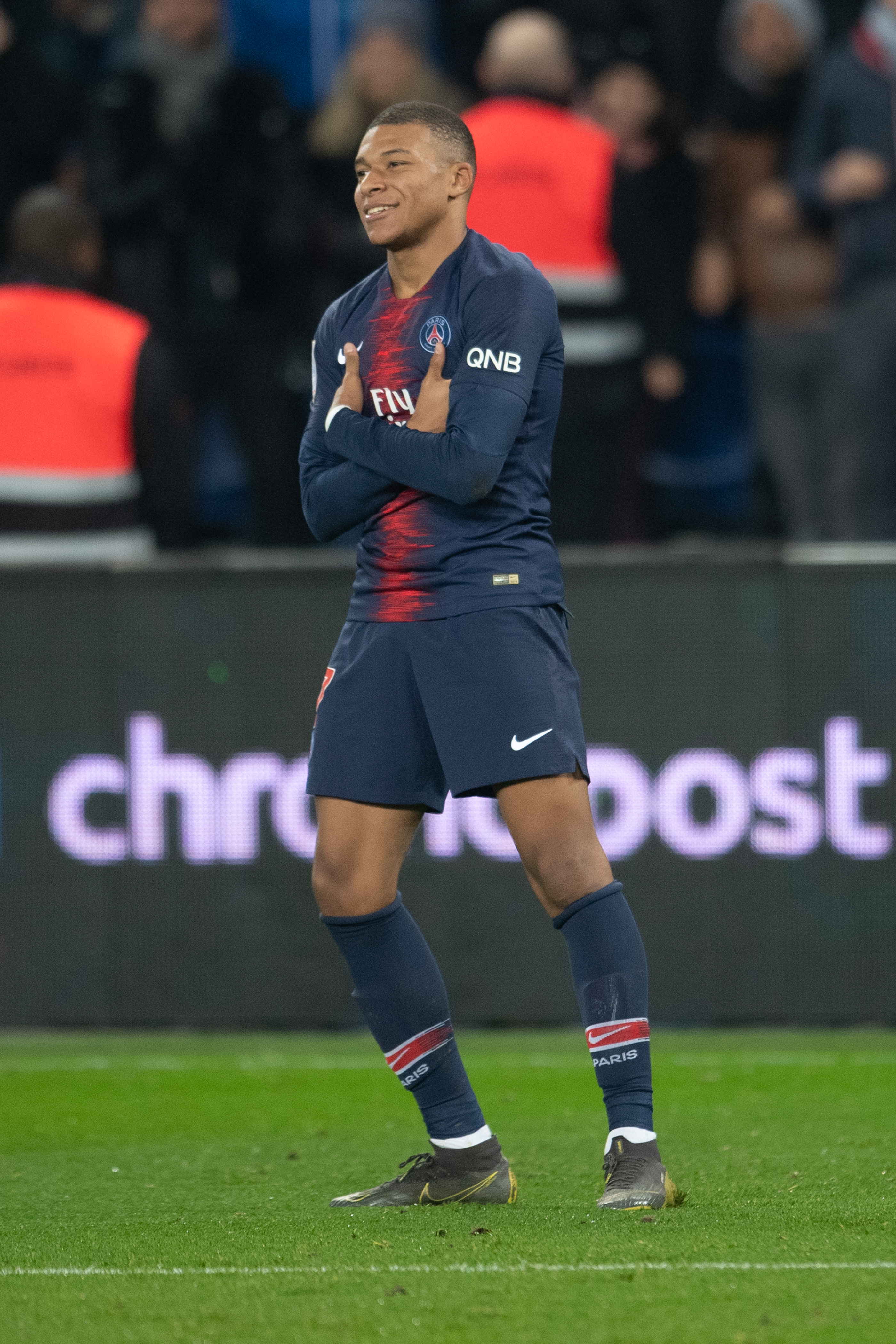 里沙利松晒AI制作孙兴慜雕像图，并艾特热刺官方“请安排”（里沙利松晒AI制孙兴慜雕像图，并@热刺官方：请安排）