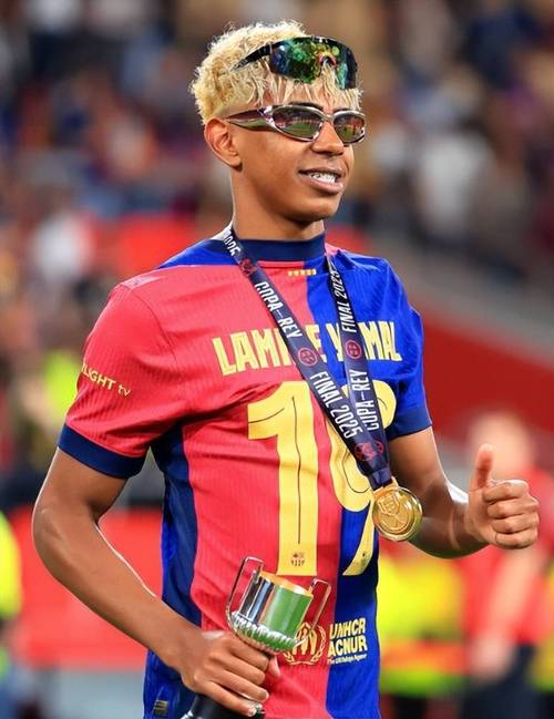 提前布局，世体：齐达内想带执教皇马时的2名助手同去法国队（世体：齐达内提前筹划，若执掌法国队将携皇马时期两位助手）