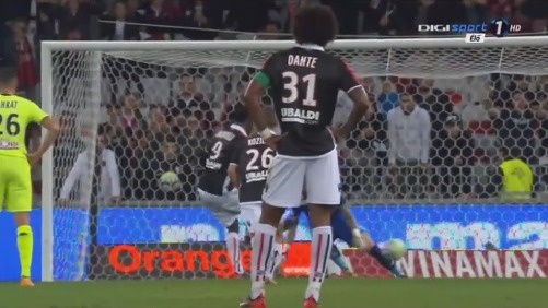 阿贾克斯临时主帅：本菲卡第一球是越位的，这不应该发生（阿贾克斯代理主帅：本菲卡首球越位在先，本不该被判有效）