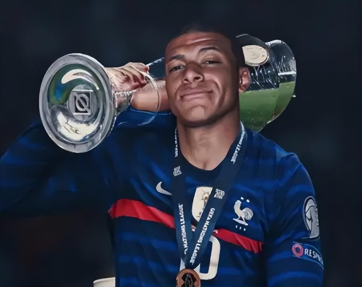 齐达内与蒯纪闻共同现身上海交大出席活动，现场教学马赛回旋（齐达内携手蒯纪闻亮相上海交大，现场示范马赛回旋）