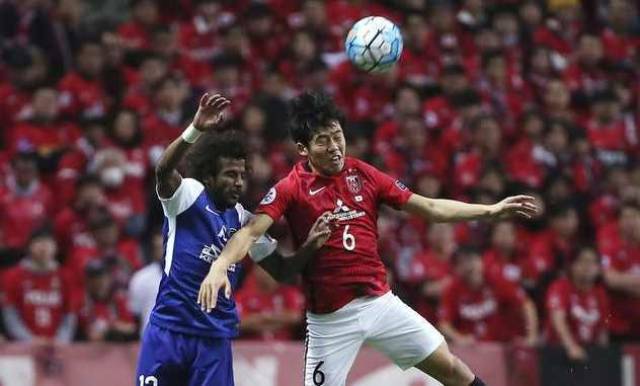 詹姆斯赛后向卡斯尔赠送签名球衣：年轻的国王，继续加油（詹姆斯赛后赠卡斯尔签名球衣：年轻的王者，继续前行）