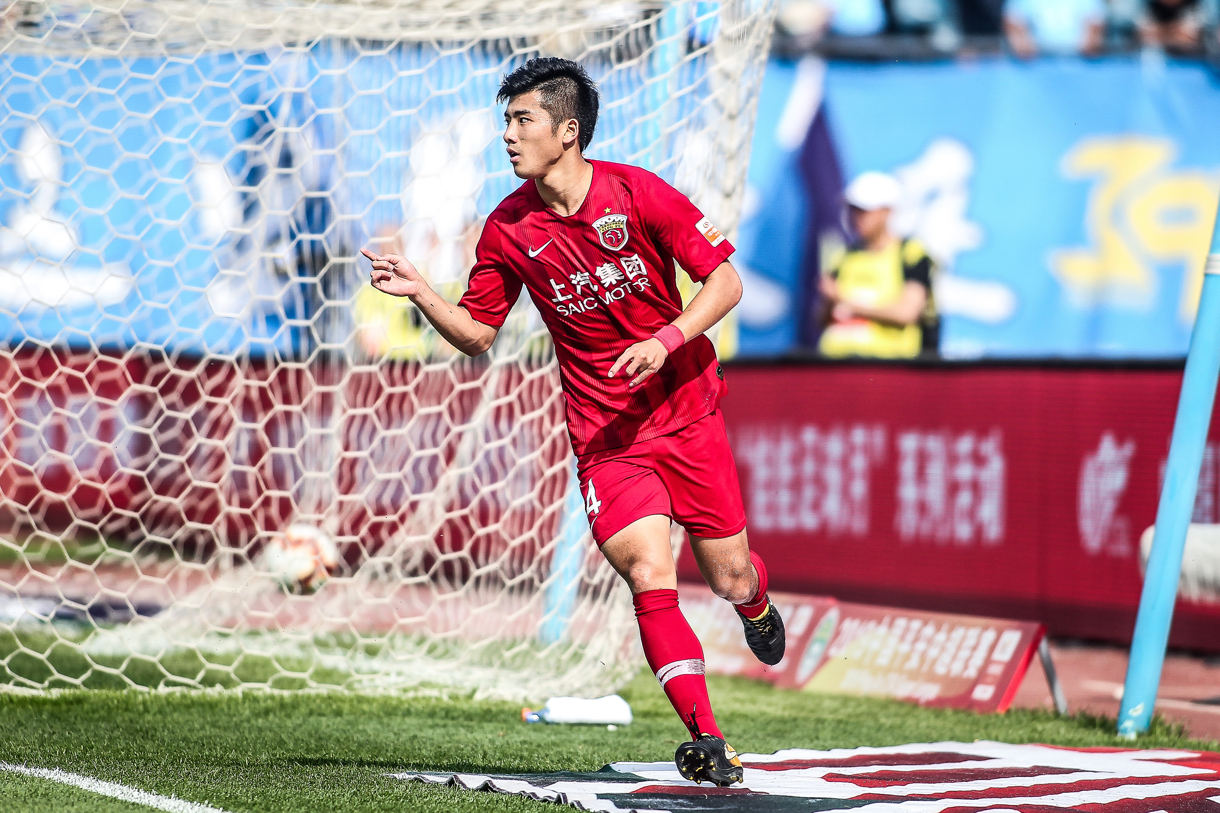 湖人浓眉哥篮下统治球队获胜（浓眉统治内线助湖人取胜）