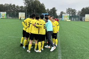 科斯塔库塔：库普梅纳斯踢后卫失误太多，位置提前有利于进攻（科斯塔库塔：库普梅纳斯后防失误偏多，前移位置更利进攻）