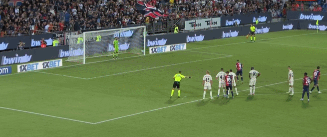 感受土超的气氛，埃德森在伊斯坦布尔德比中遭球迷投掷塑料杯