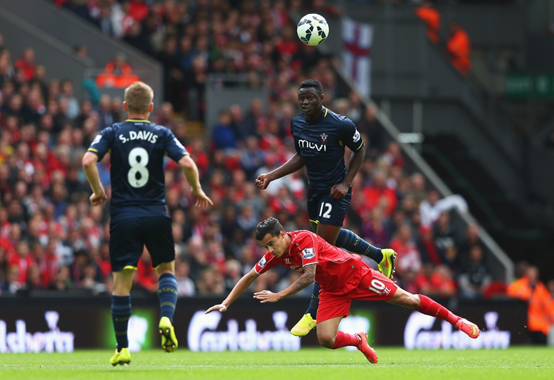 詹姆斯篮板抢断关键时刻锁定胜局（詹姆斯末段抢板断球，锁定胜局）