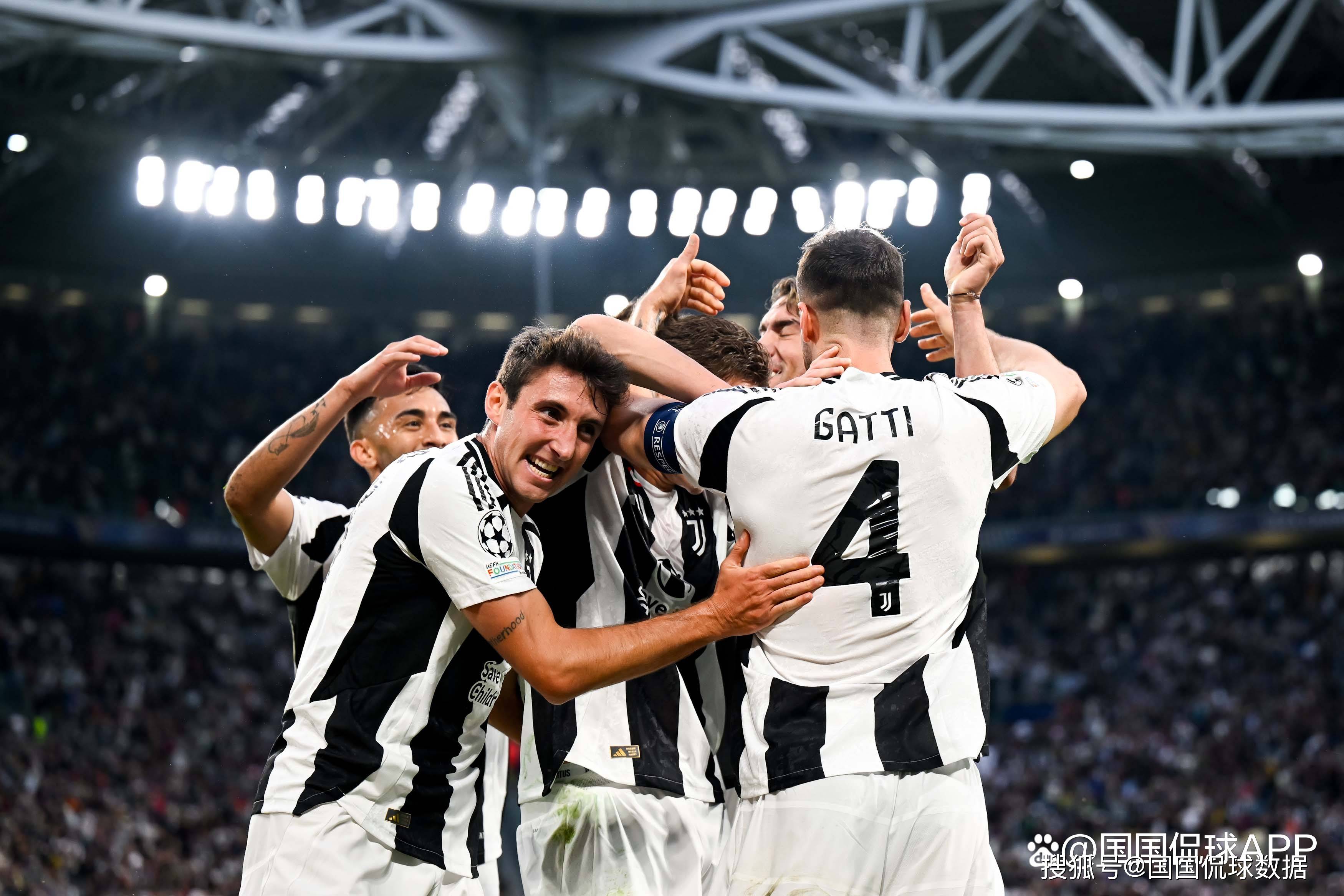 基米希穿充气南瓜装庆祝万圣节，德国队友劳姆赞其为“超模”（基米希穿充气南瓜服庆祝万圣节，德国队友劳姆直呼像超模）